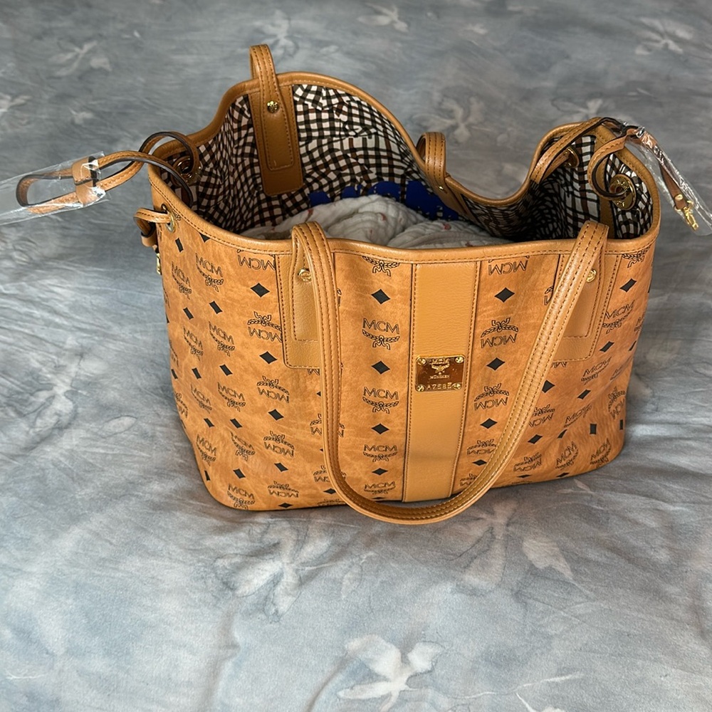 MCM Liz Medium Reversible Tote. Color Cognac
